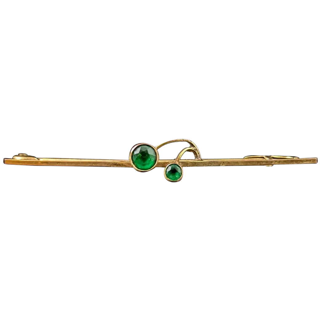 Antique 9ct yellow gold Berry brooch, Emerald