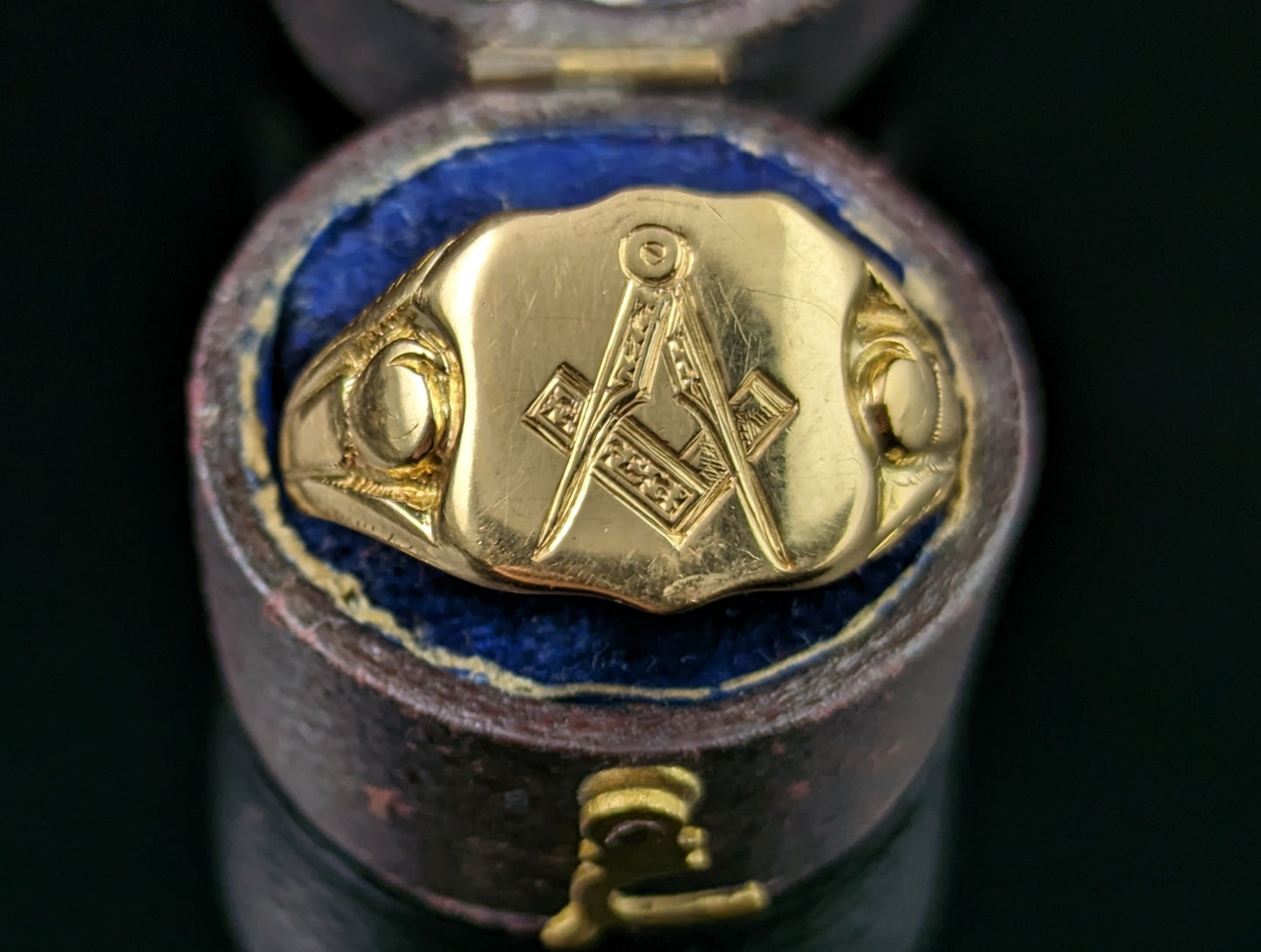 Antique 18ct gold signet ring, Masonic, shield shaped