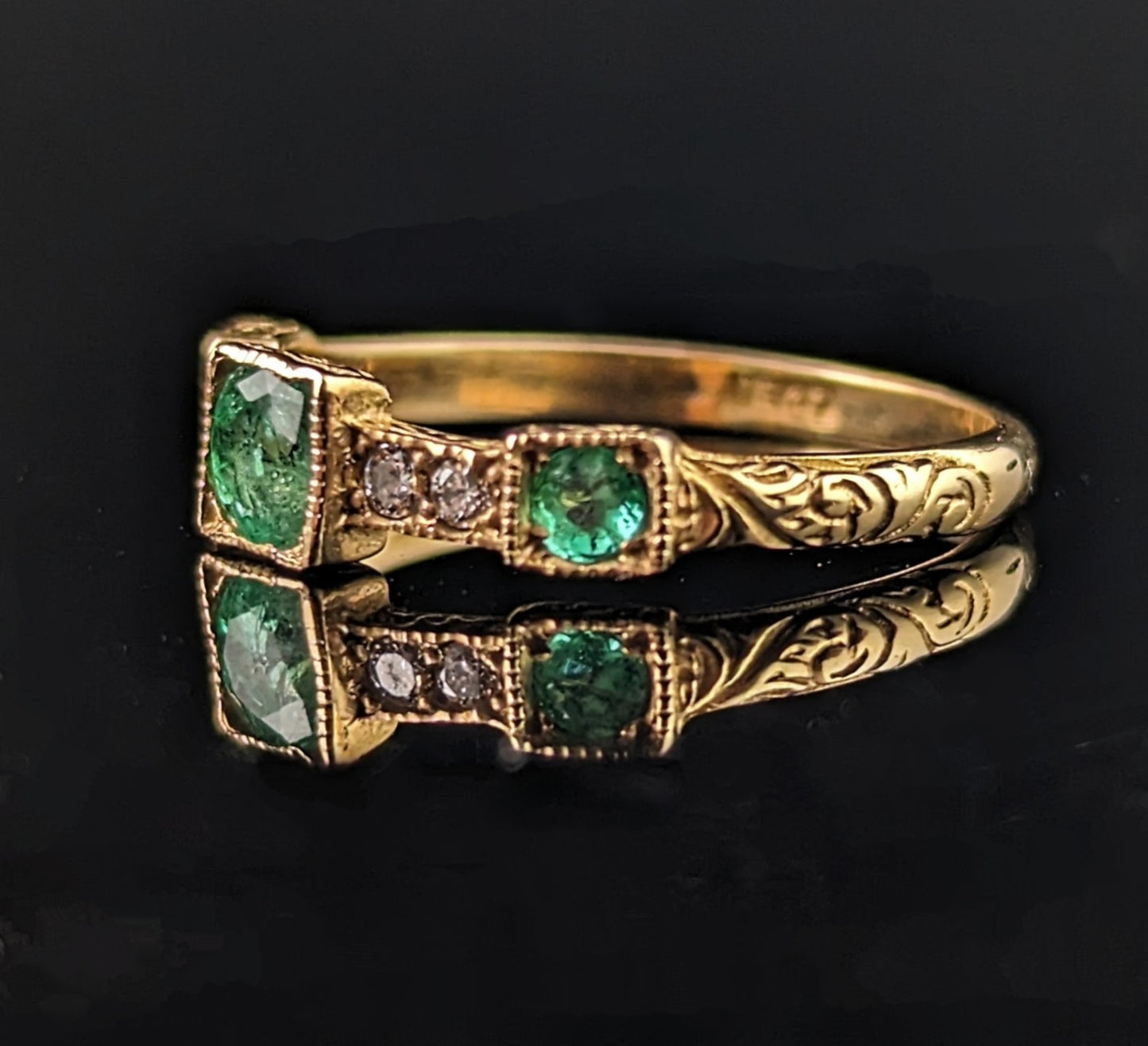 Antique Emerald and Diamond ring, 15ct yellow gold