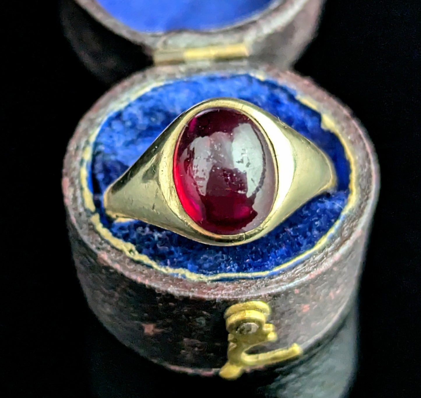 Vintage Garnet signet ring, 9ct yellow gold, Art Deco