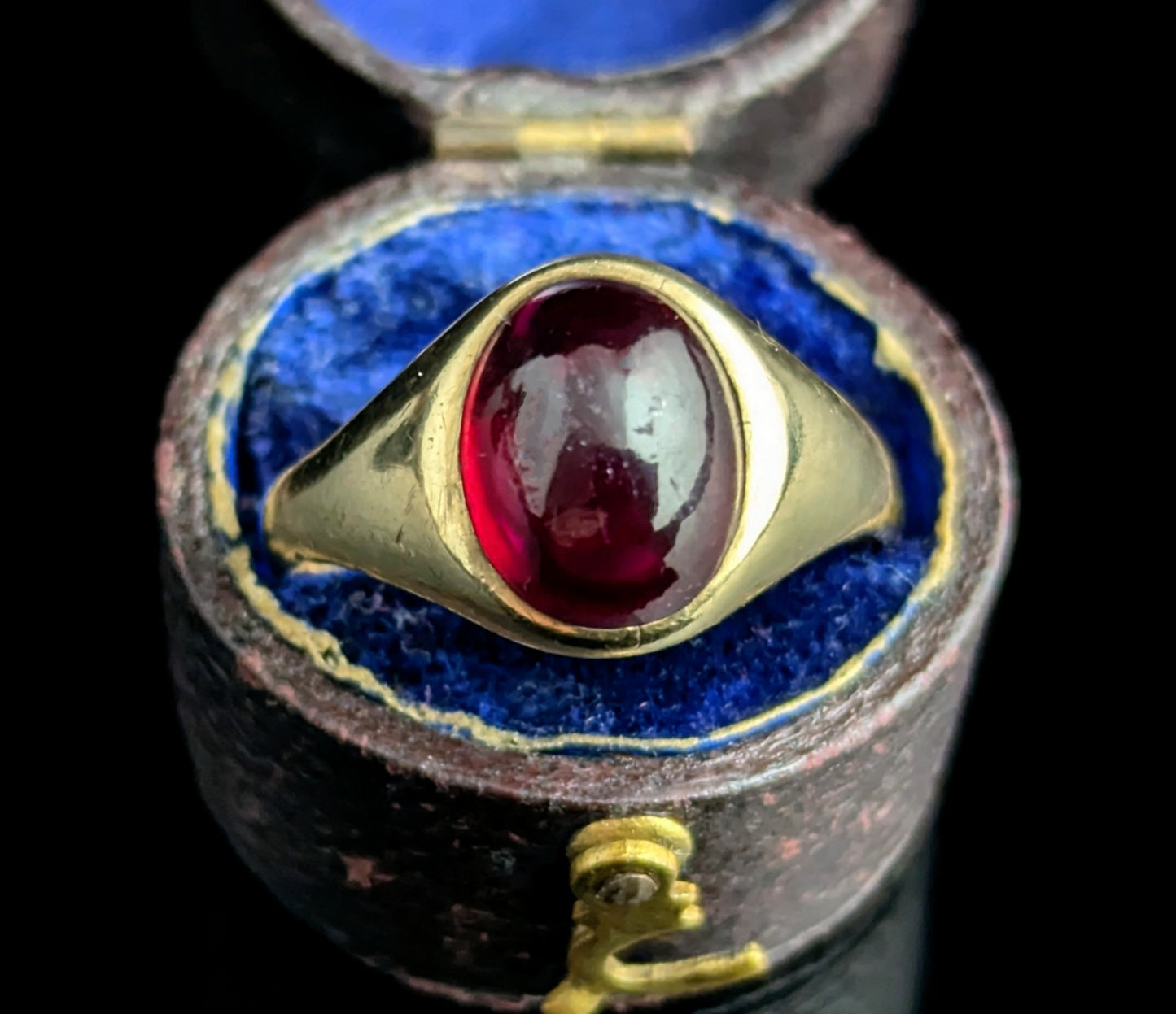 Vintage Garnet signet ring, 9ct yellow gold, Art Deco