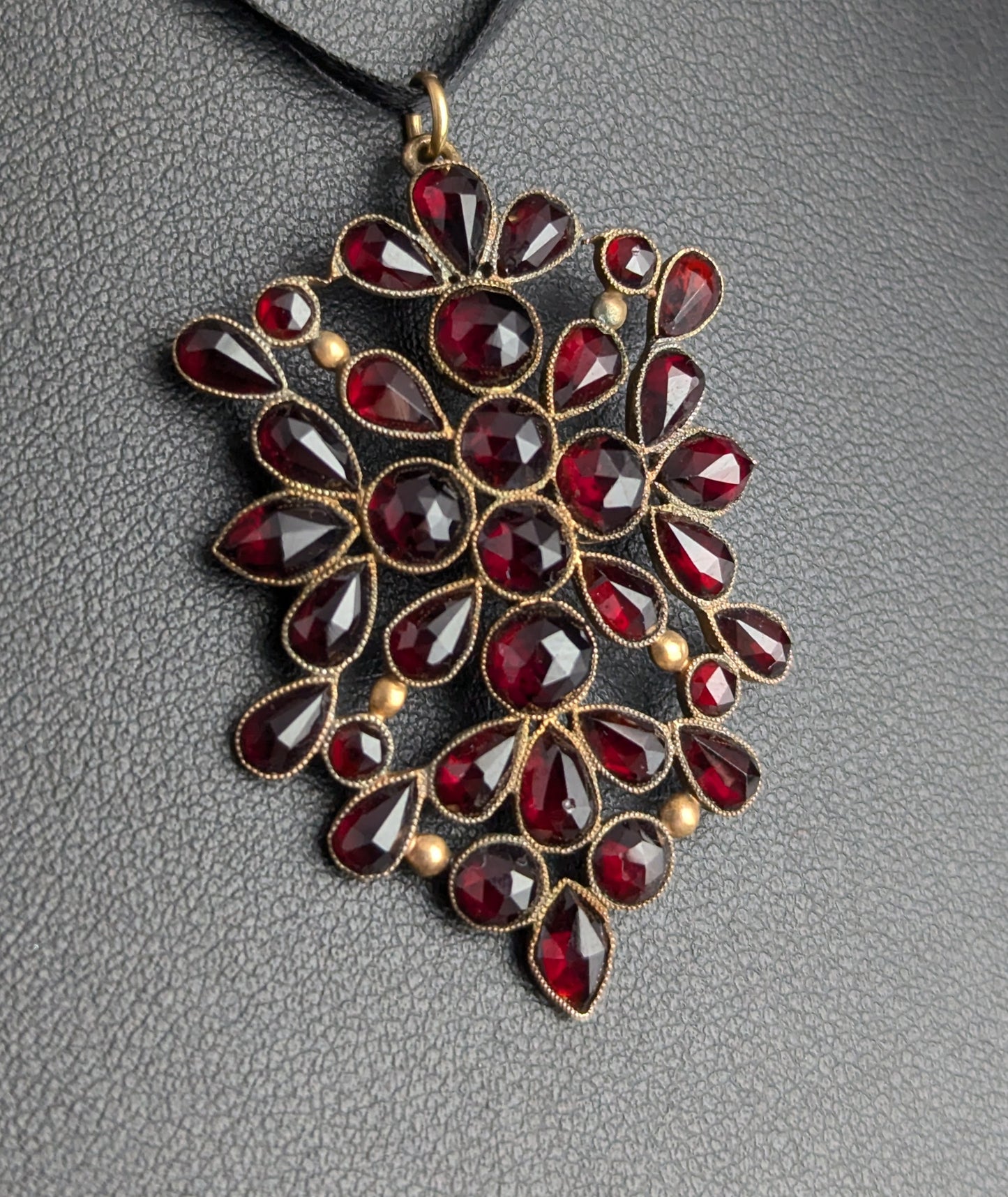 Antique Bohemian Garnet pendant, 9ct gold, Victorian