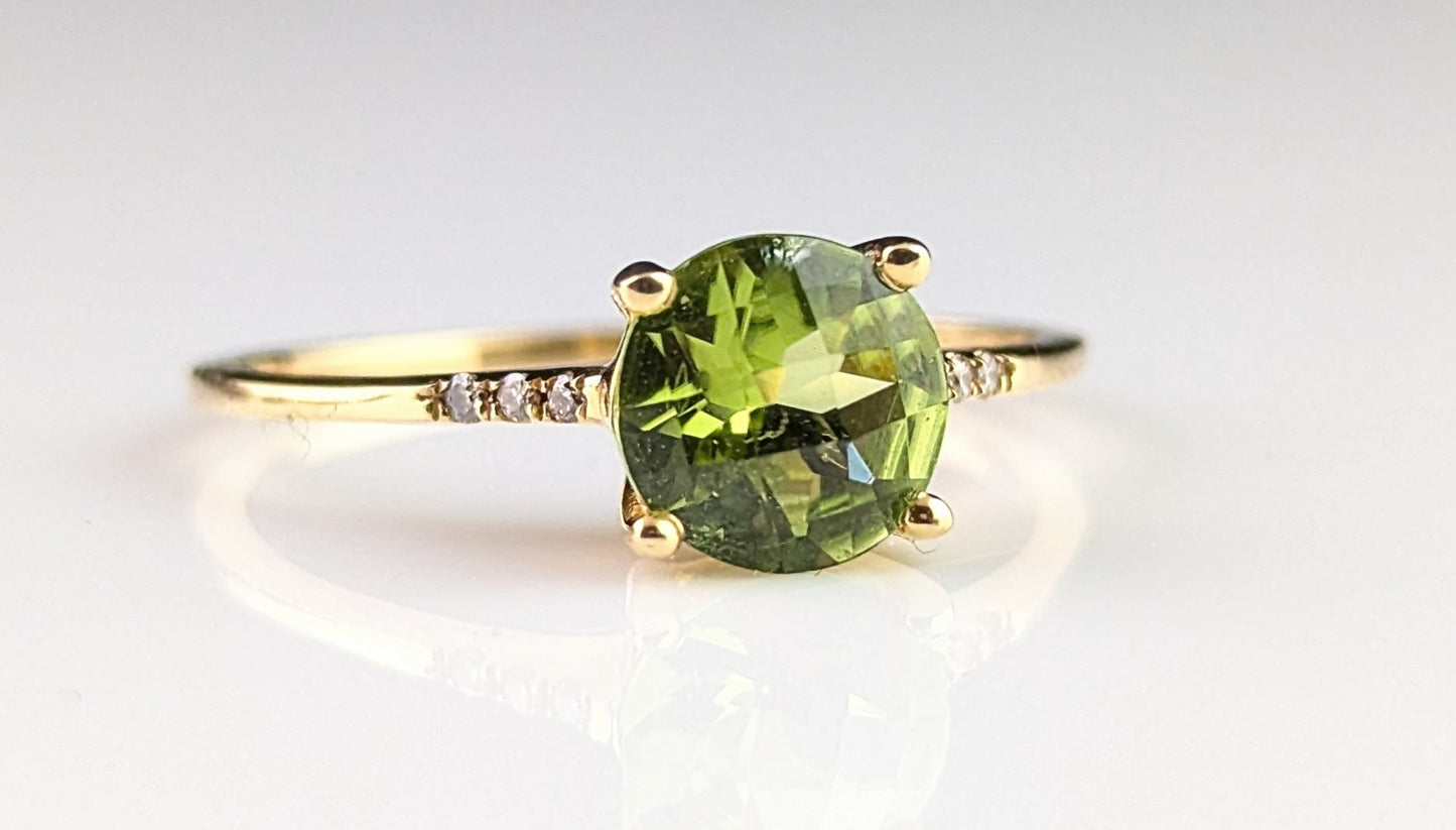 Vintage 14ct gold Peridot and Diamond ring