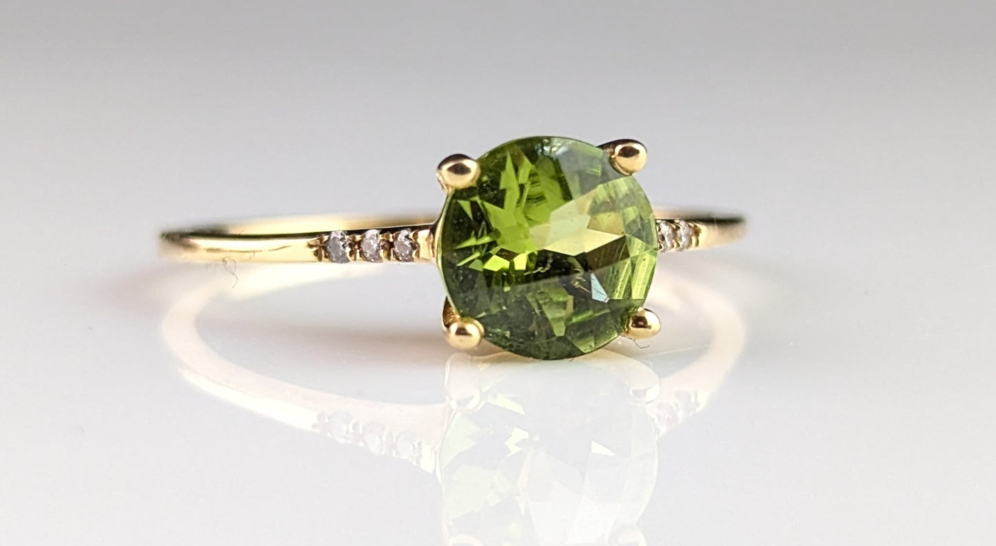 Vintage 14ct gold Peridot and Diamond ring