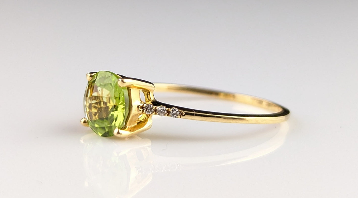 Vintage 14ct gold Peridot and Diamond ring