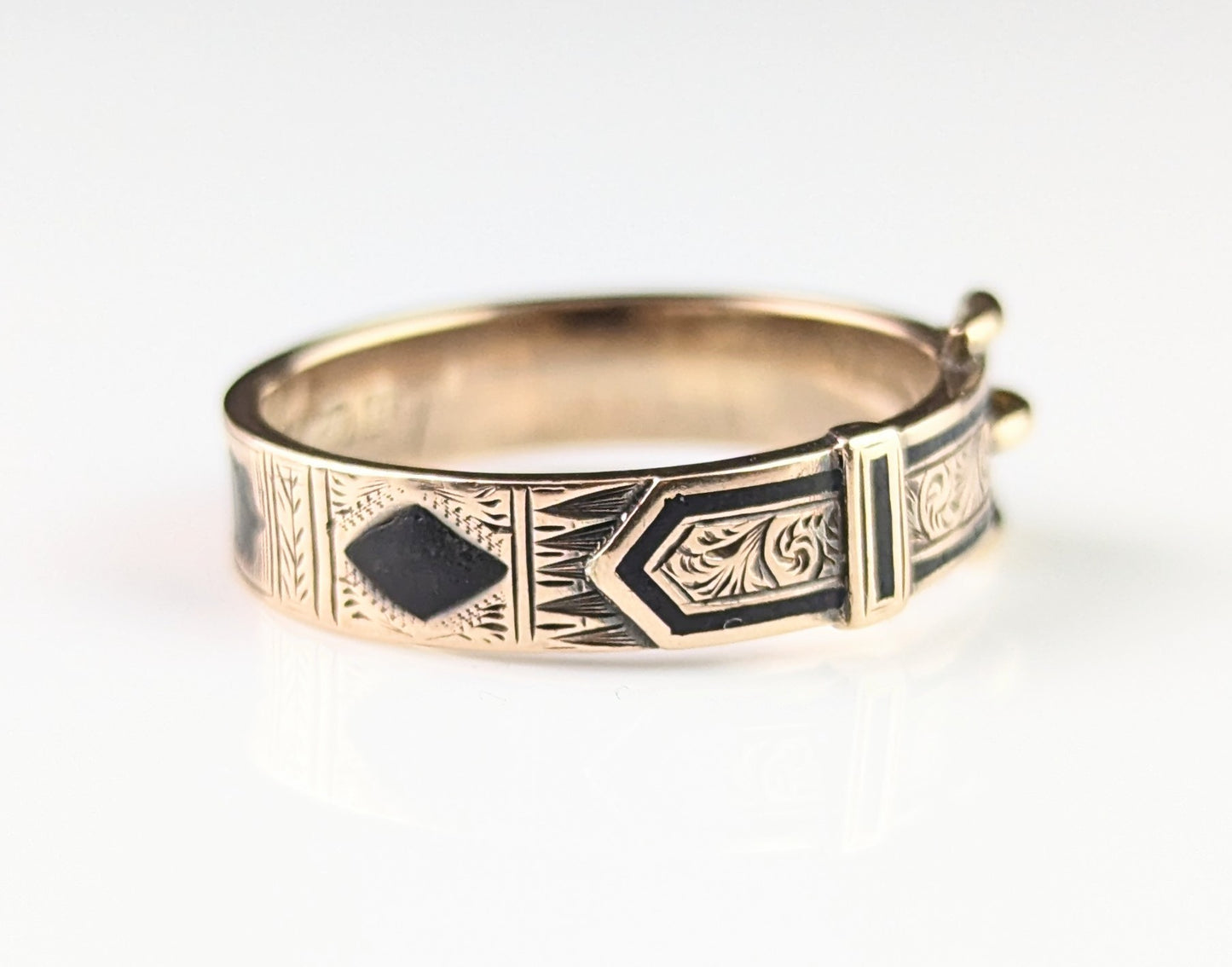 Antique Buckle mourning ring, 9ct gold and Black enamel