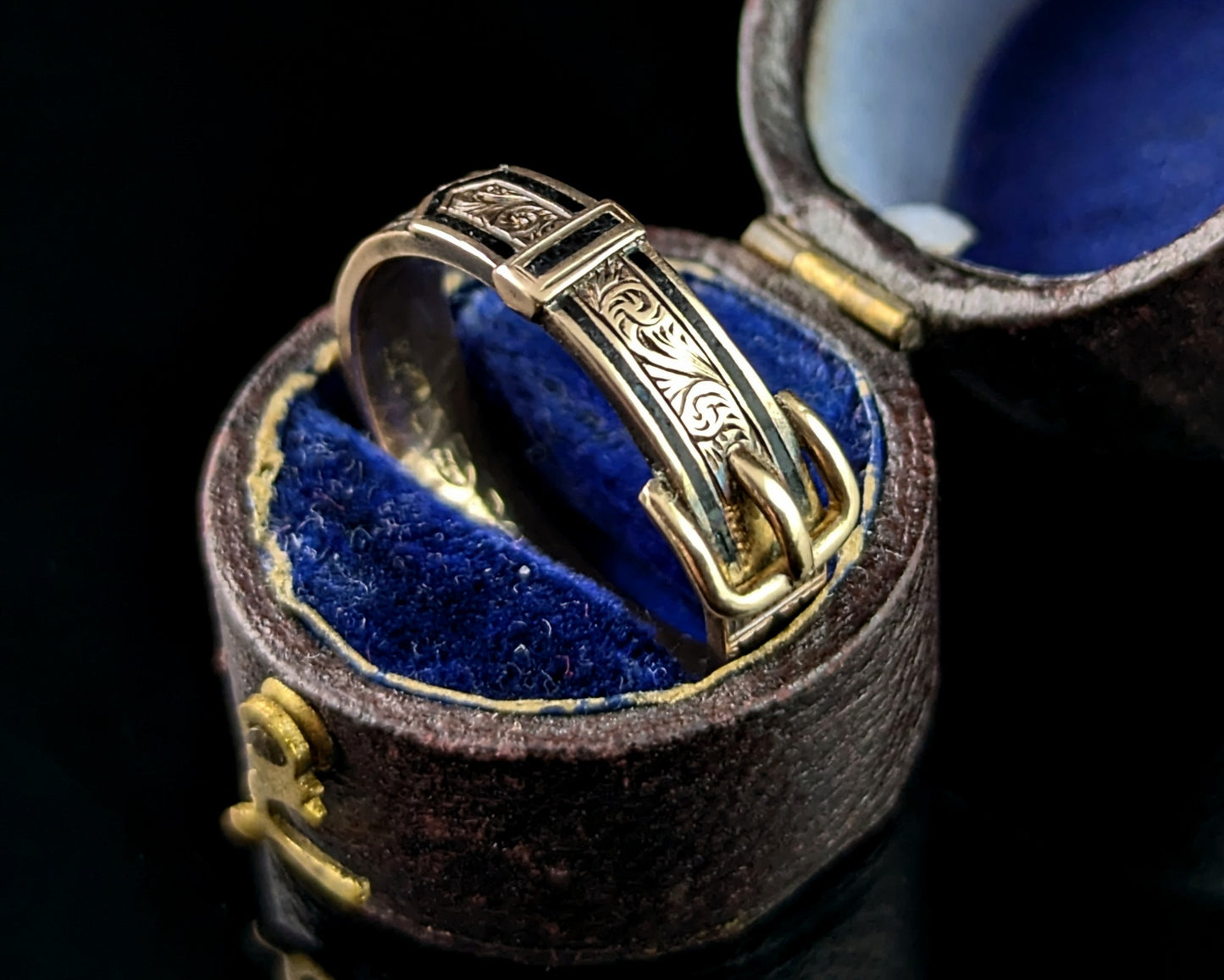 Antique Buckle mourning ring, 9ct gold and Black enamel