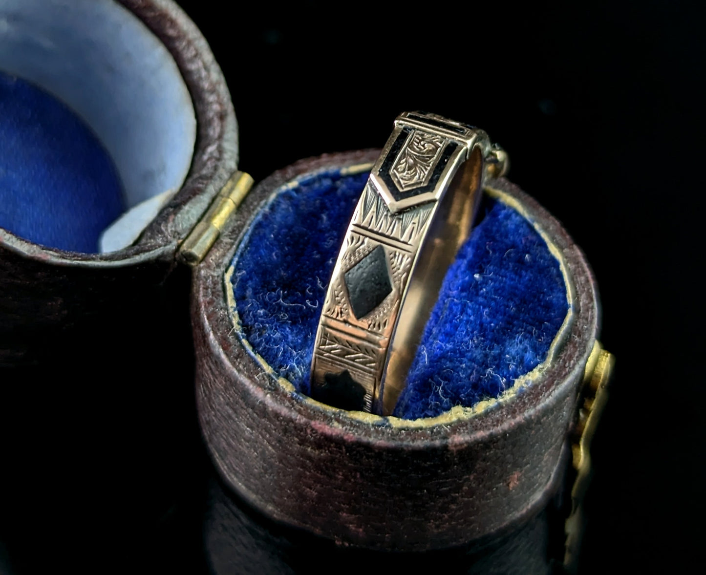 Antique Buckle mourning ring, 9ct gold and Black enamel