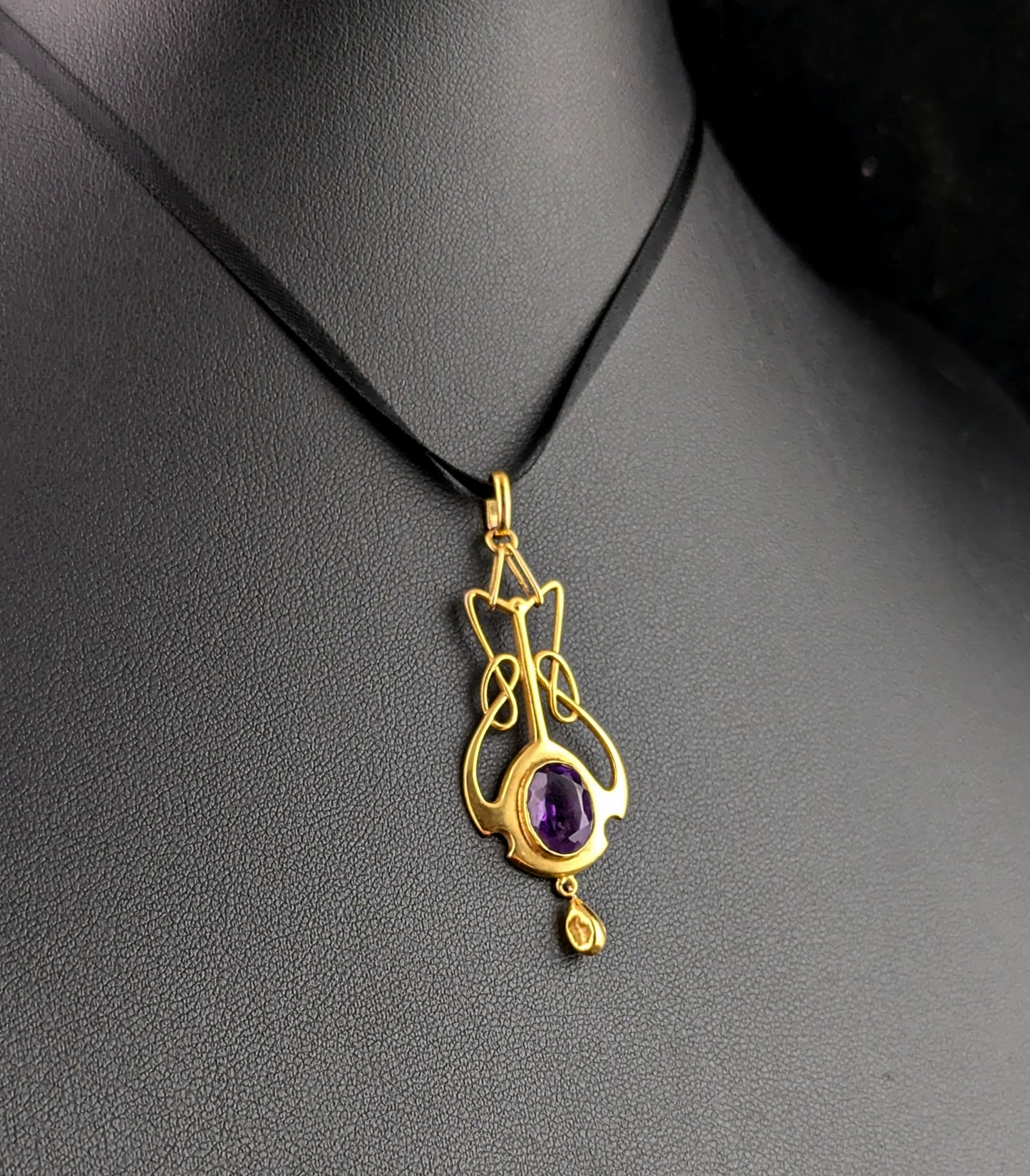 Antique Art Nouveau amethyst pendant, 9ct yellow gold