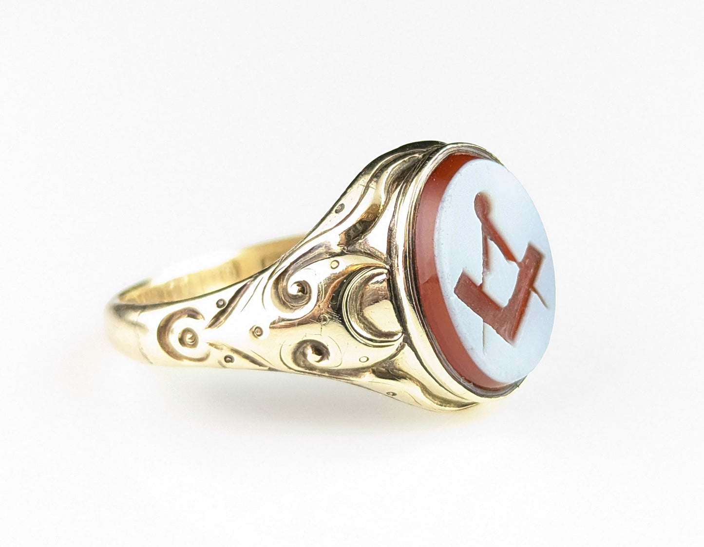 Vintage Sardonyx Masonic signet ring, 9ct yellow gold