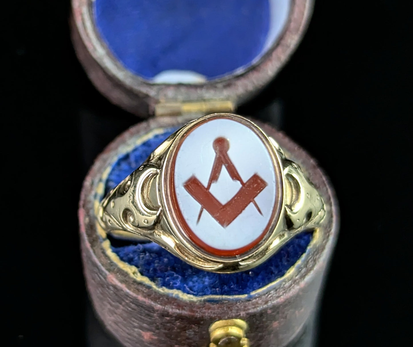 Vintage Sardonyx Masonic signet ring, 9ct yellow gold