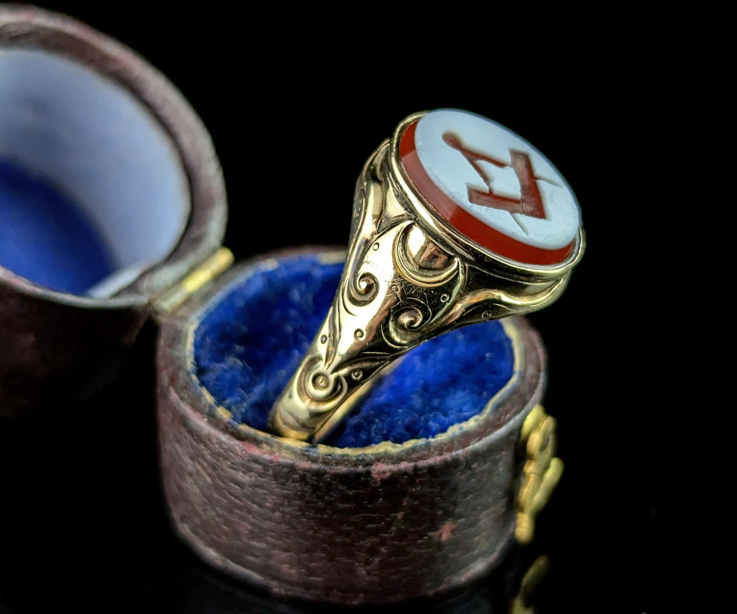 Vintage Sardonyx Masonic signet ring, 9ct yellow gold