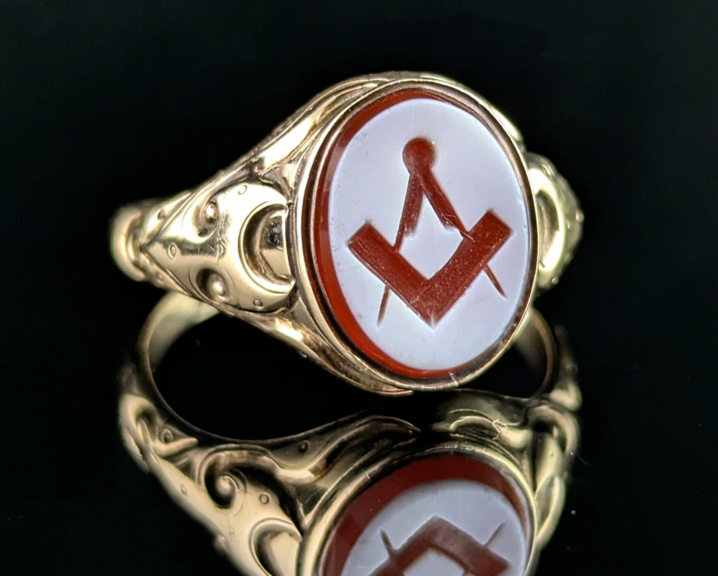 Vintage Sardonyx Masonic signet ring, 9ct yellow gold