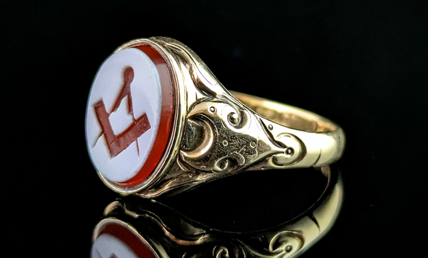 Vintage Sardonyx Masonic signet ring, 9ct yellow gold