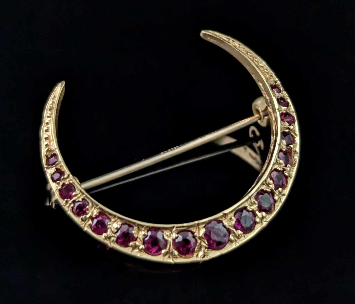 Vintage 9ct yellow gold Ruby crescent brooch