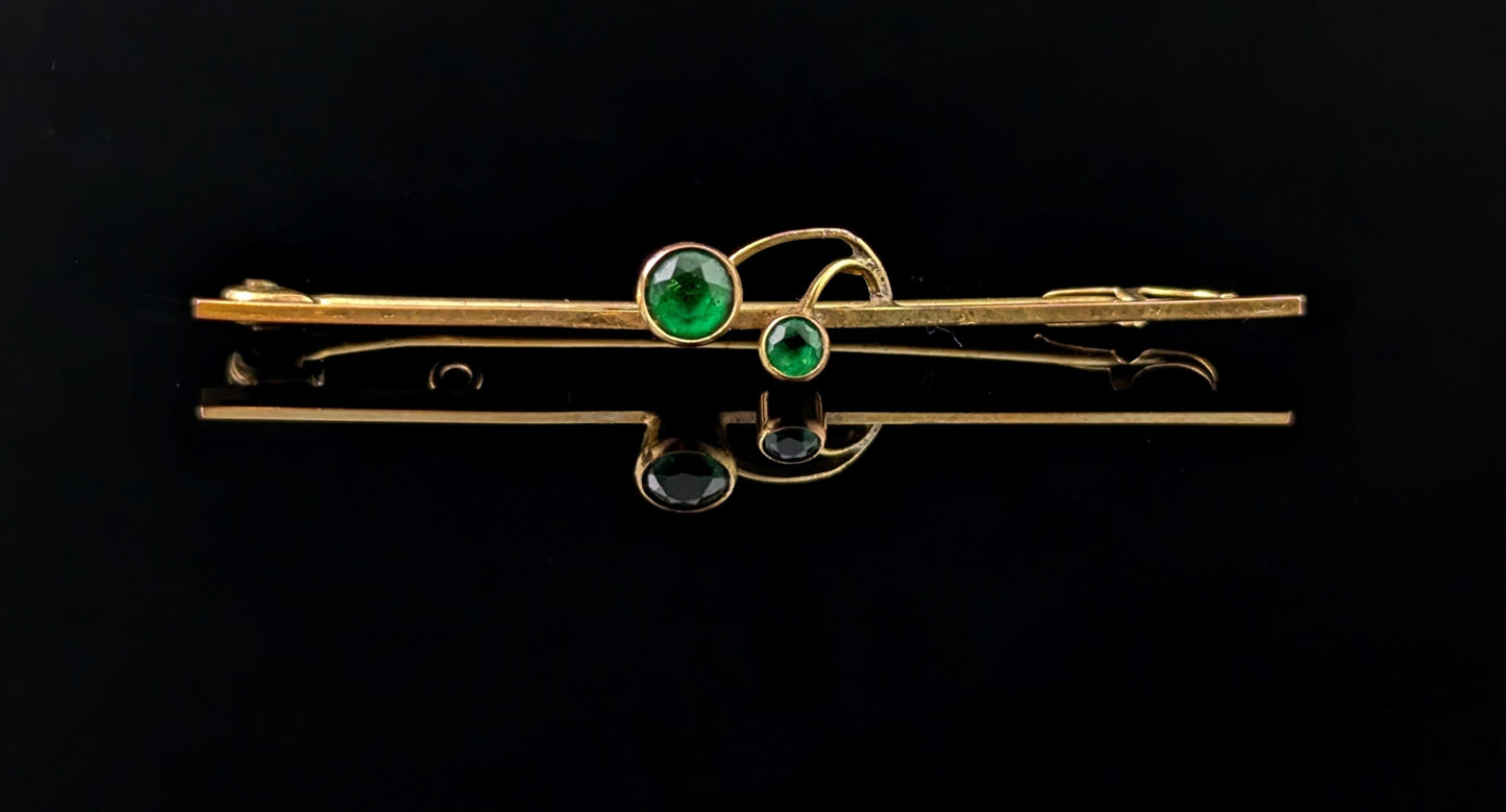 Antique 9ct yellow gold Berry brooch, Emerald