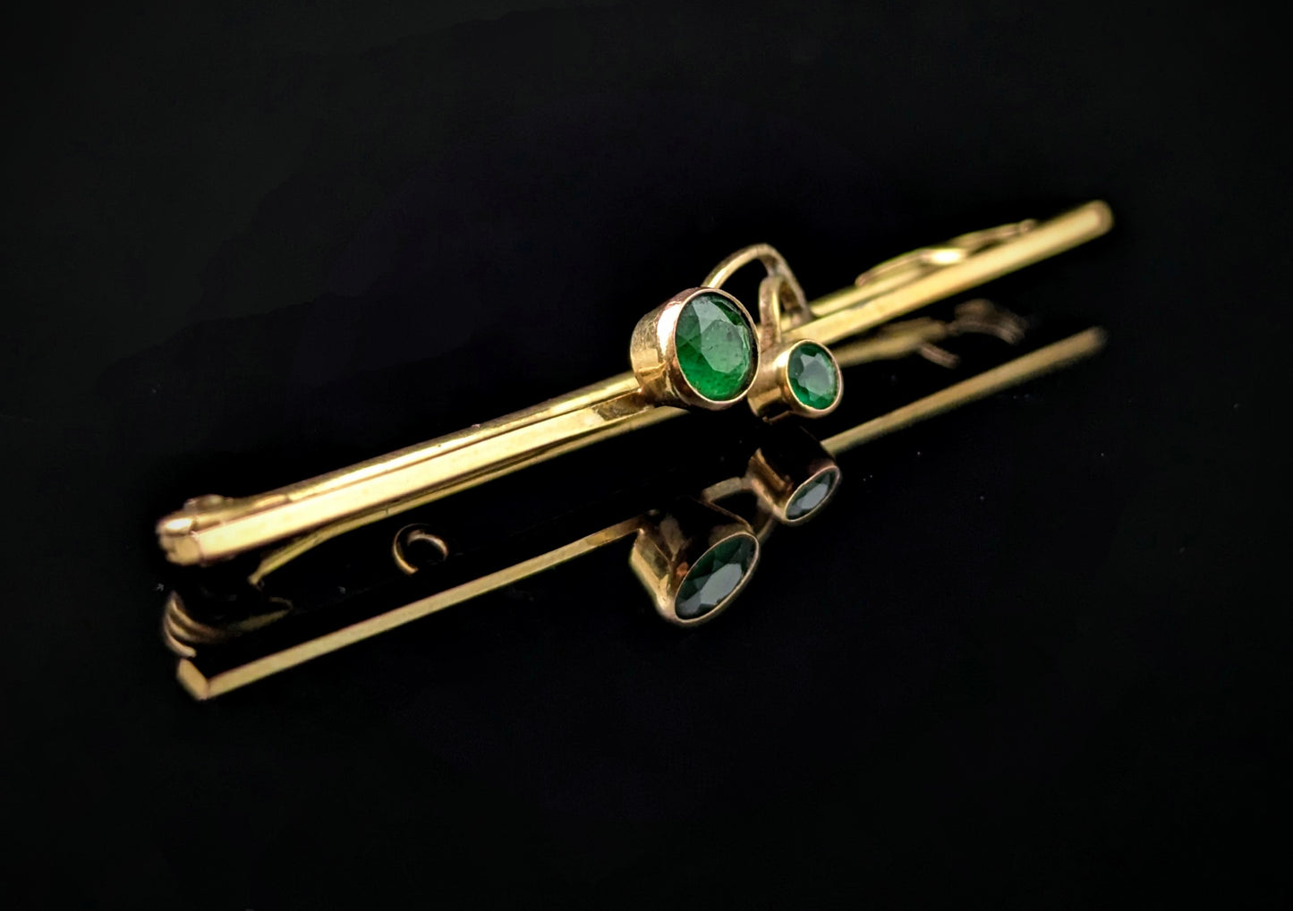 Antique 9ct yellow gold Berry brooch, Emerald