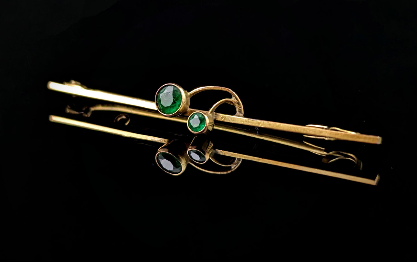 Antique 9ct yellow gold Berry brooch, Emerald