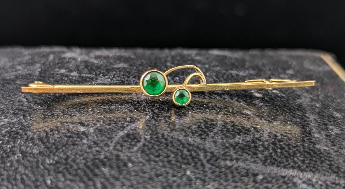 Antique 9ct yellow gold Berry brooch, Emerald