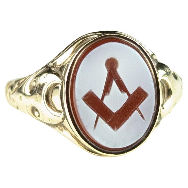 Vintage Sardonyx Masonic signet ring, 9ct yellow gold