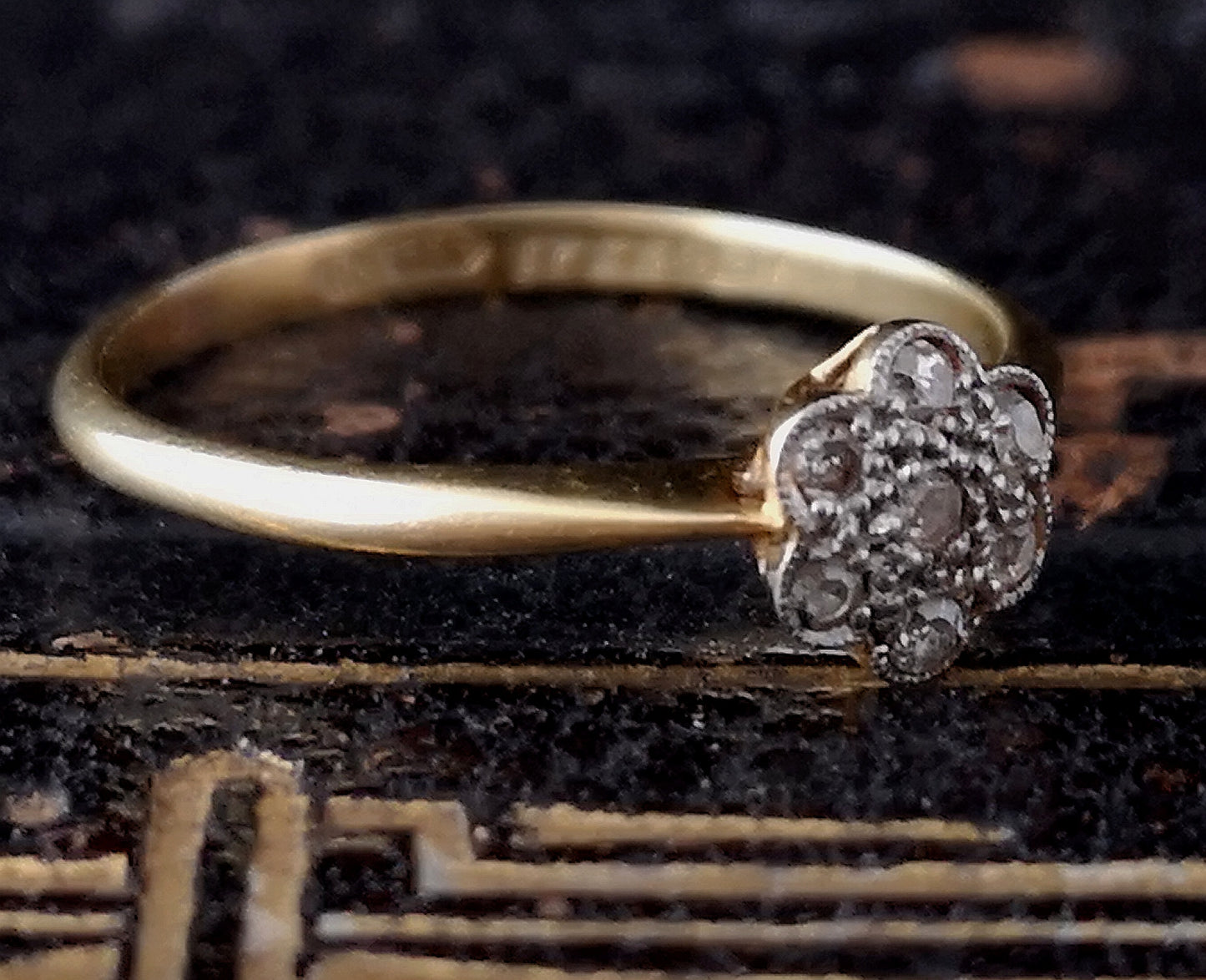 Antique diamond daisy ring, 18ct gold and platinum